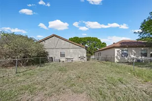 911 Crockett St, Lockhart, TX 78644 - Photo 32