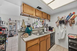 911 Crockett St, Lockhart, TX 78644 - Photo 16