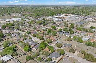 911 Crockett St, Lockhart, TX 78644 - Photo 36