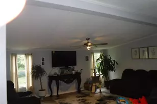 191 Hickory Ln, Elgin, TX 78621 - Photo 6