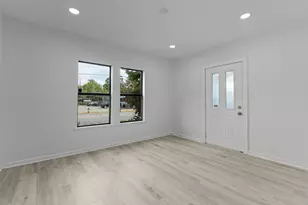 2703 E Cesar Chavez St, Austin, TX 78702 - Photo 12