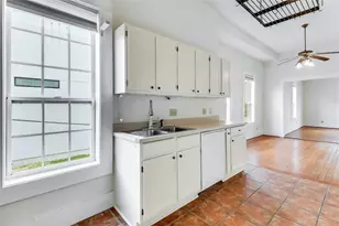 609 W 35th St, Austin, TX 78705 - Photo 14