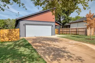 202 Washington St, Elgin, TX 78621 - Photo 4