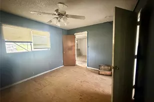 808 W Boundary St, Giddings, TX 78942 - Photo 4
