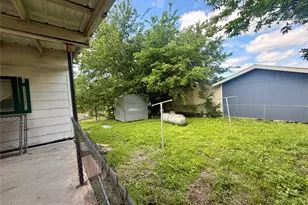 808 W Boundary St, Giddings, TX 78942 - Photo 18
