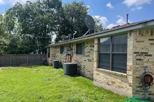 206 E Walter St, Pflugerville, TX 78660 - Photo 12
