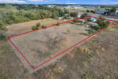 1607 E 4th Street, Taylor, TX 76574 - Photo 2