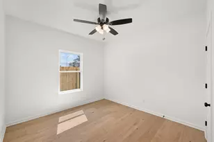 271 S Manse Ave, Giddings, TX 78942 - Photo 16