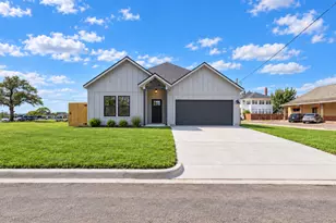 271 S Manse Ave, Giddings, TX 78942 - Photo 2