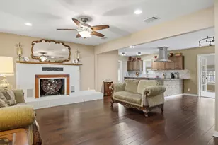 410 N Burnet St, Manor, TX 78653 - Photo 6