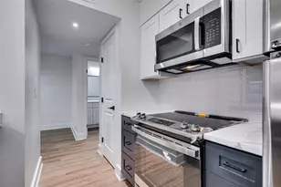 704 W 21st St, Austin, TX 78705 - Photo 14