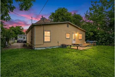 909 W 3rd Street, Taylor, TX 76574 - Photo 2