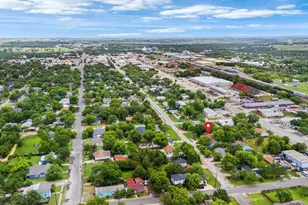 909 W 3rd St, Taylor, TX 76574 - Photo 4
