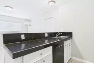 304 E 33rd St, Austin, TX 78705 - Photo 10