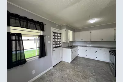 806 W 8th Street, Taylor, TX 76574 - Photo 4