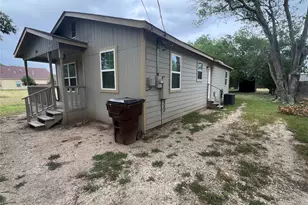 1310 Torres St, Lockhart, TX 78644 - Photo 4