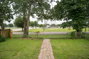 450 Biscayne St, Giddings, TX 78942 - Photo 36