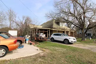 402 Trinity St, Lockhart, TX 78644 - Photo 4