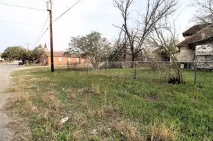 402 Trinity St, Lockhart, TX 78644 - Photo 10