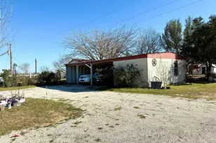 685 Fox Ln, Lockhart, TX 78644 - Photo 2