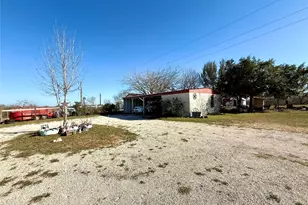 685 Fox Ln, Lockhart, TX 78644 - Photo 1