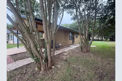 703 San Saba Street, Lockhart, TX 78644 - Photo 2