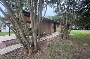 703 San Saba St, Lockhart, TX 78644 - Photo 2