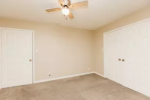212 Sandstone Dr, Jarrell, TX 76537 - Photo 14