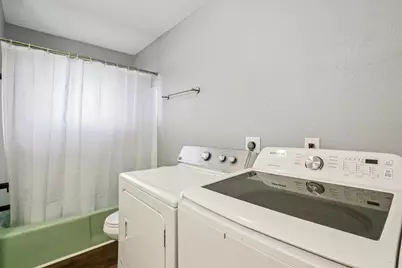 755 E Bellville Street, Giddings, TX 78942 - Photo 20