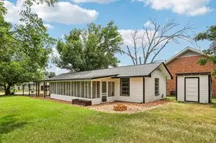 755 E Bellville St, Giddings, TX 78942 - Photo 28