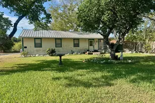 1510 E Fannin St, Luling, TX 78648 - Photo 2