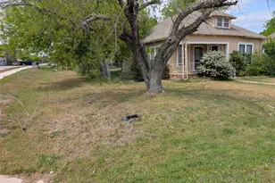 301 Park St, Taylor, TX 76574 - Photo 2