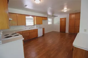 741 W Bell St, Bartlett, TX 76511 - Photo 4