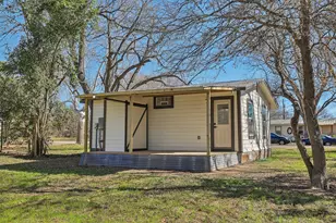 304 Harris St, Smithville, TX 78957 - Photo 4