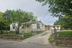 907 Neches St, Lockhart, TX 78644 - Photo 2