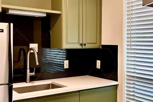 112 W 38th St, Austin, TX 78705 - Photo 4