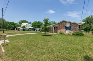 1516 McLain St, Taylor, TX 76574 - Photo 2
