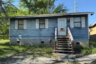 907 E Market St, Lockhart, TX 78644 - Photo 2