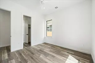 504 Walker St, Smithville, TX 78957 - Photo 16