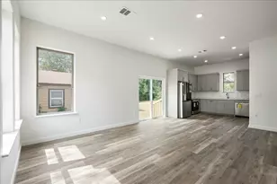 504 Walker St, Smithville, TX 78957 - Photo 4