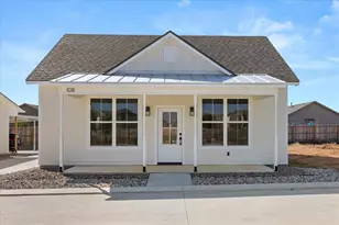 802 S Creek St, Fredericksburg, TX 78624 - Photo 2
