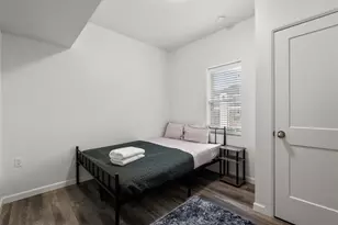 911 W 22nd St, Austin, TX 78705 - Photo 14