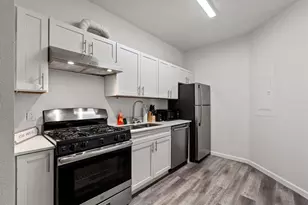 911 W 22nd St, Austin, TX 78705 - Photo 4