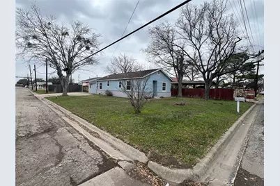 711 N Grimes Street, Giddings, TX 78942 - Photo 2