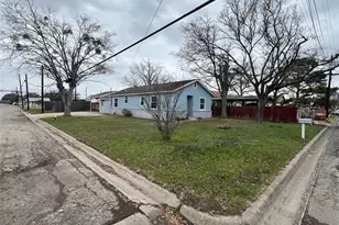 711 N Grimes St, Giddings, TX 78942 - Photo 2
