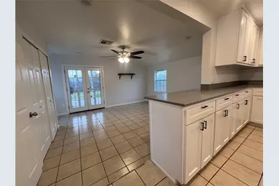 711 N Grimes Street, Giddings, TX 78942 - Photo 6