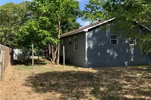 301 Taylor St, Smithville, TX 78957 - Photo 4
