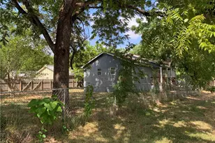 301 Taylor St, Smithville, TX 78957 - Photo 10