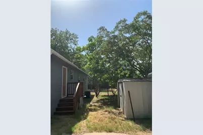 301 Taylor Street, Smithville, TX 78957 - Photo 8
