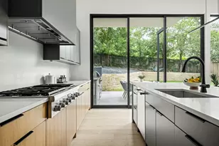 1102 Summit St, Austin, TX 78741 - Photo 14